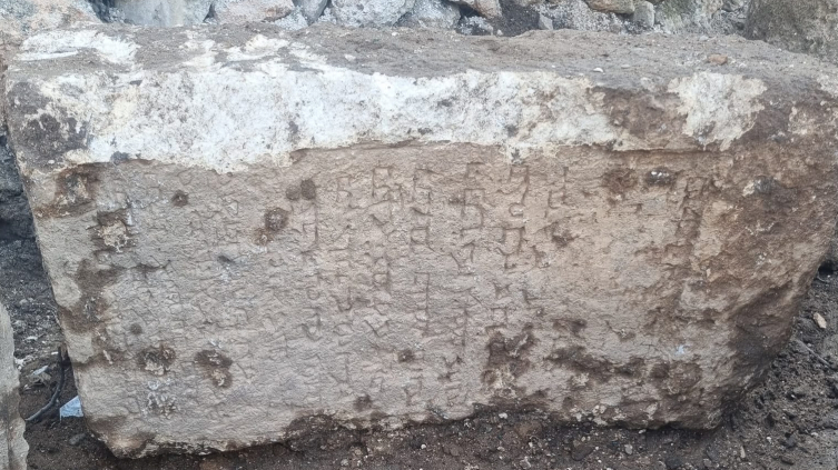 Mardin'de parke taşı döşeme çalışmasında tarihi taş bloklar bulundu